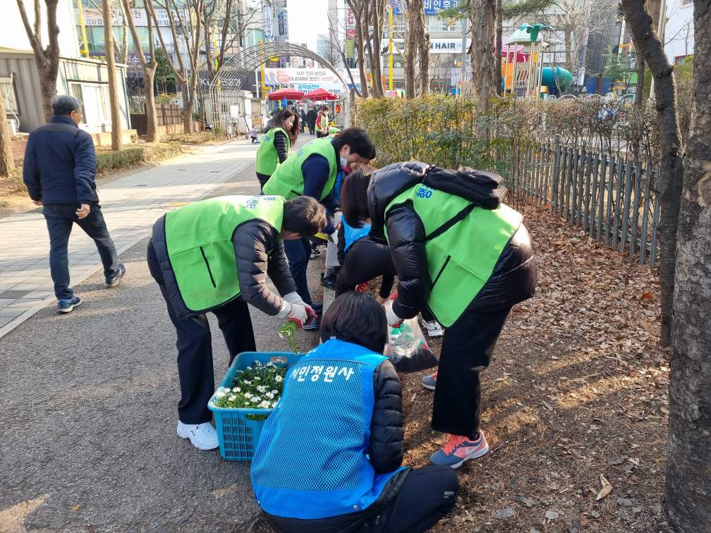 온마을이 함께해요! 우리마을 꽃묘 심기 사진 이미지