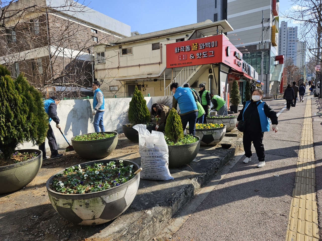 봄맞이 단체합동 꽃묘식재 및 환경정비 이미지